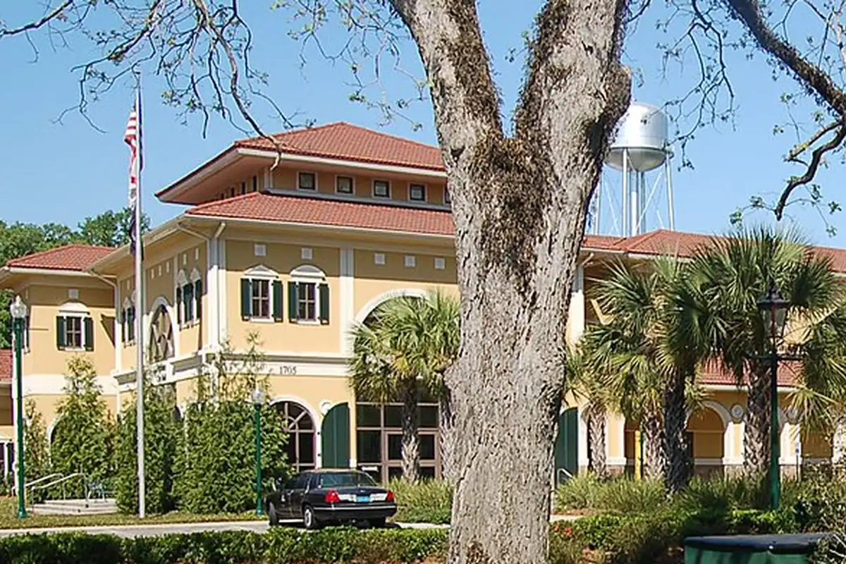 Daphne City Hall with live oaks and palms, in Daphne AL on the Eastern Shore of Mobile Bay